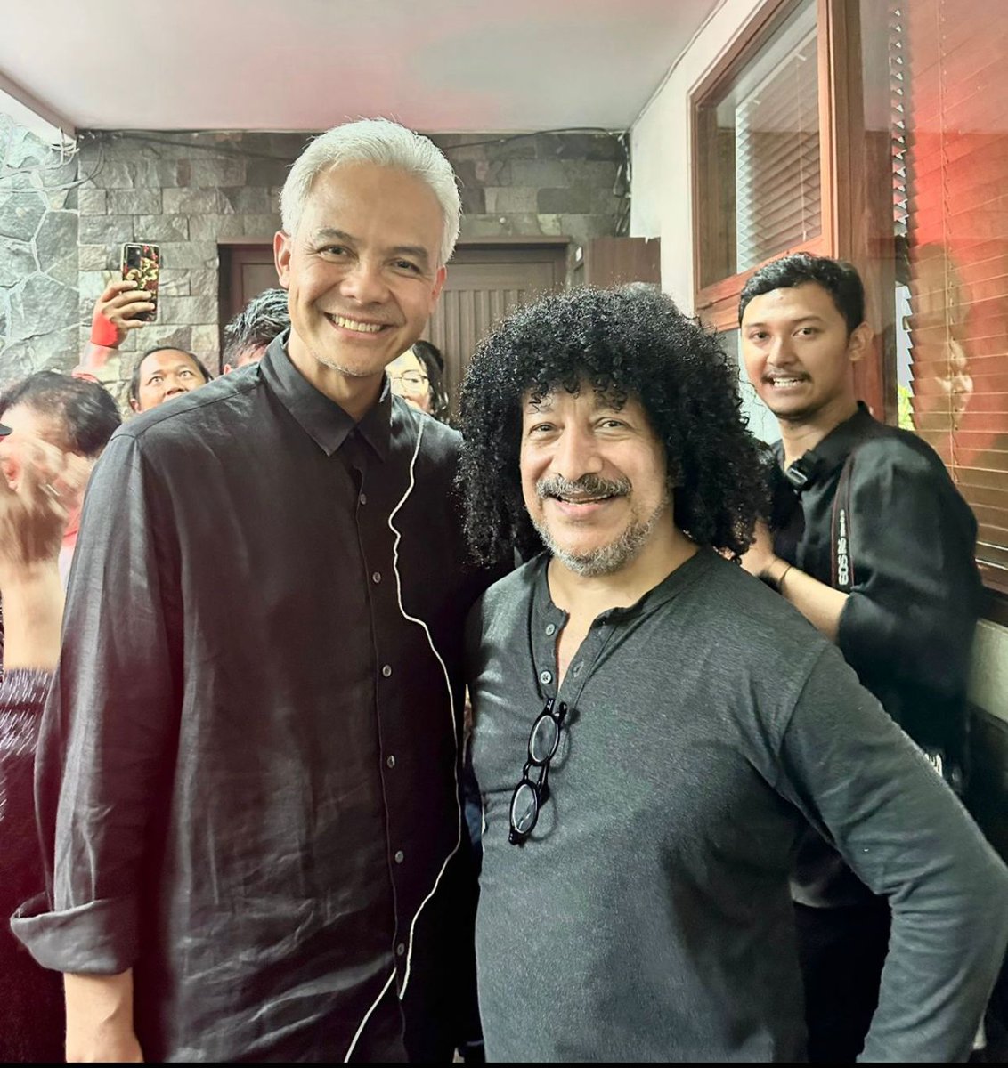 bobby_risakotta's tweet image. Bib, Kenapa ke Ganjar ??

Habib Kribo : 

"Pertama komunitas saya Jokower berkubu ke Ganjar"

"Kedua lawan saya (FPI, HTI dan Amien Rais CS) ada di kubu Prabowo"

Thanks Bib... Jawaban yg sangat masuk logika 😎

Aaahh senangnya, akhirnya Jakarta Ujan 😍