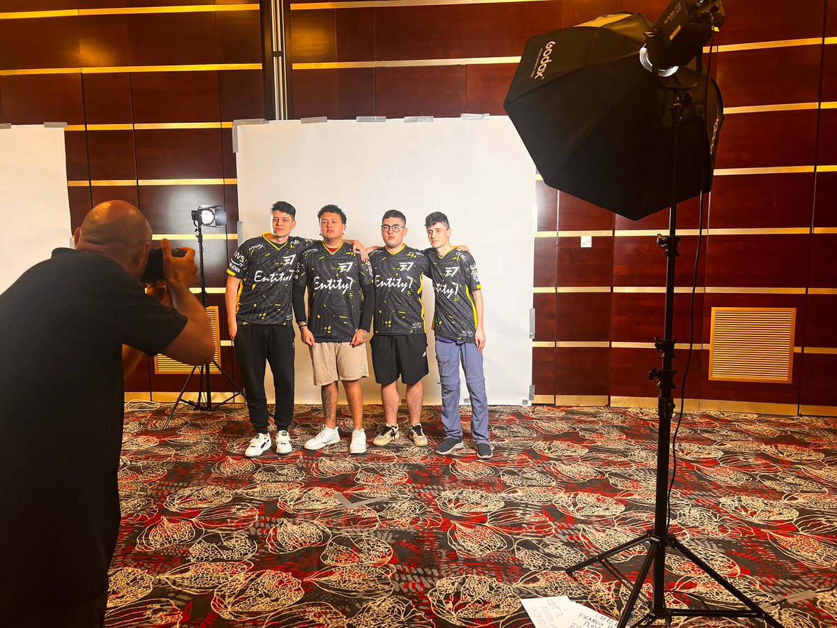 ENTITY7GG's tweet photo. Estamos en Rumania con nuestro team de PUBGM 🇨🇱🇦🇷para la IESF 🇷🇴 🔫
A darlo tooodo !!
#PUBGMOBILE #goe7 #esports #games https://t.co/RlBV4HBDlE