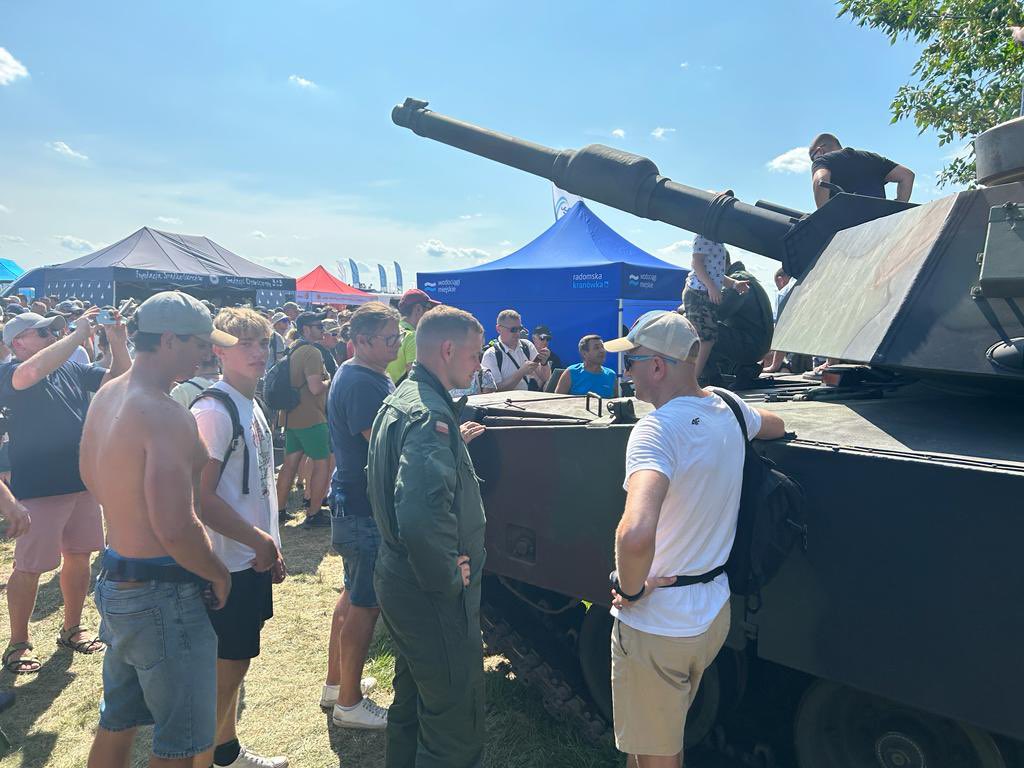 1WBPanc's tweet photo. Trwa drugi dzień Międzynarodowych Pokazów Lotniczych #AirShow2023
Zapraszamy do strefy pokazu sprzętu wojskowego, a w niej m. in.: #Abrams #Leopard2PL z #1WBPanc https://t.co/e2E827Dfkm