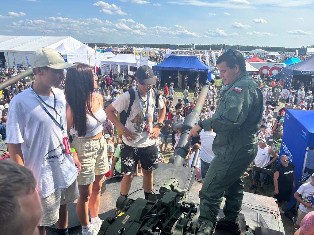 1WBPanc's tweet photo. Trwa drugi dzień Międzynarodowych Pokazów Lotniczych #AirShow2023
Zapraszamy do strefy pokazu sprzętu wojskowego, a w niej m. in.: #Abrams #Leopard2PL z #1WBPanc https://t.co/e2E827Dfkm