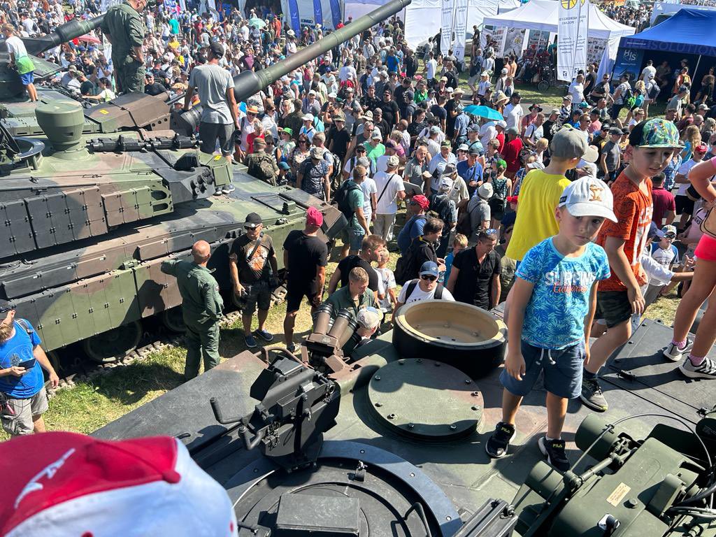 1WBPanc's tweet photo. Trwa drugi dzień Międzynarodowych Pokazów Lotniczych #AirShow2023
Zapraszamy do strefy pokazu sprzętu wojskowego, a w niej m. in.: #Abrams #Leopard2PL z #1WBPanc https://t.co/e2E827Dfkm