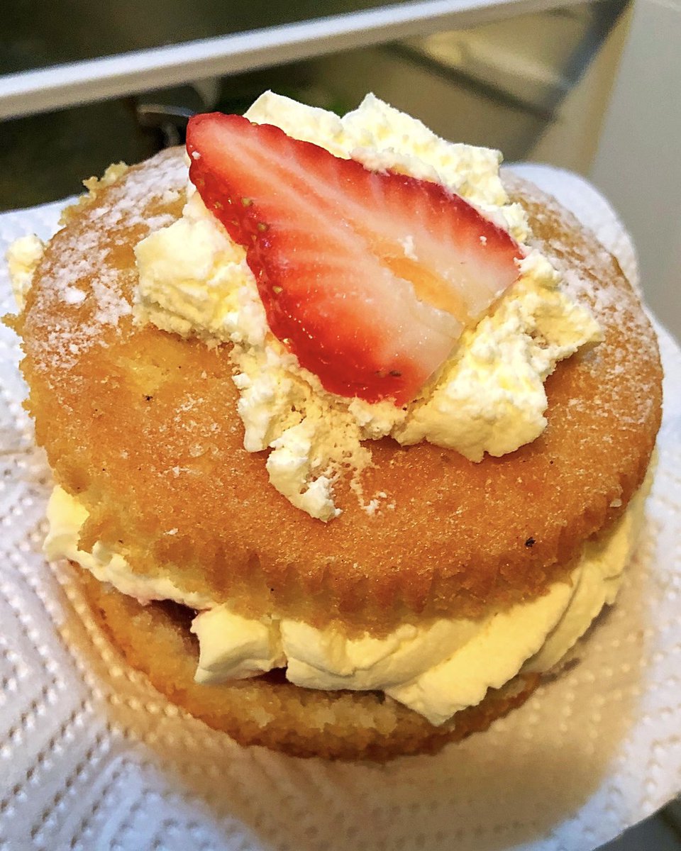 MrZeeshanMasih's tweet photo. 🔟/🔟 #VictoriaSpongeCake - 🍰 https://t.co/PlyUwwbgbV