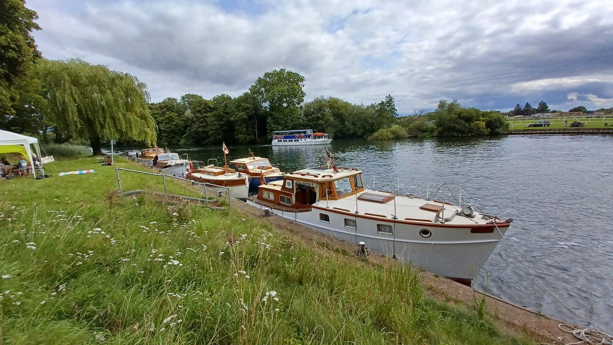 Fedalmaii's tweet photo. Came out all boatless to meet up with the #TVBC at Boveney Lock for the summer outing.#woodenboats https://t.co/j6mz8IDdqn
