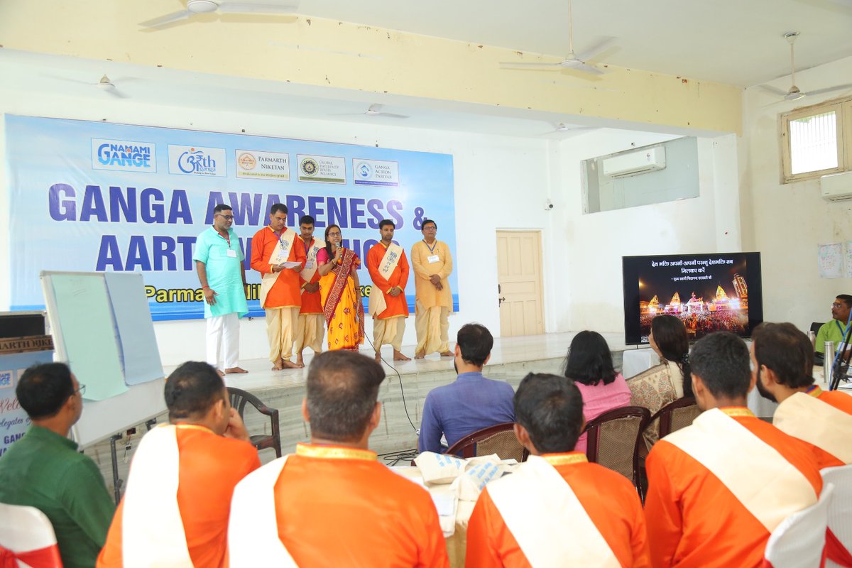 अर्थ गंगा के तहत परमार्थ निकेतन, ऋषिकेश में 24 अगस्त को आयोजित 3 दिवसीय प्रशिक्षण कार्यक्रम में दूसरे व तीसरे दिन प्रशिक्षिकों द्वारा आरती प्रशिक्षण प्राप्त करने के साथ घाटों पर गंगा संरक्षण के प्रति जनजागरूकता हेतु स्वच्छता अभियान भी चलाया गया #GangaAarti #ArthGanga #NamamiGange