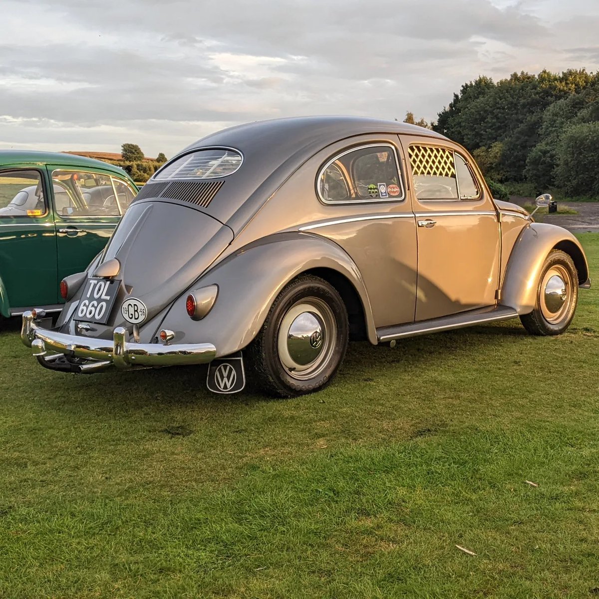 MarkOnMotoring's tweet photo. This 1950's Wolfsburg VW Beetle 1200 is just one of the featured cars in the latest video from Unofficial Yorkshire Classic Cars at Heath Common.

https://t.co/cIaIUU6mi8

#wolfsburg #vw #beetle #volkvargen #volksworld #vdubz #classiccars #YORKSHIRE #dublife https://t.co/mwMDpNZs9S