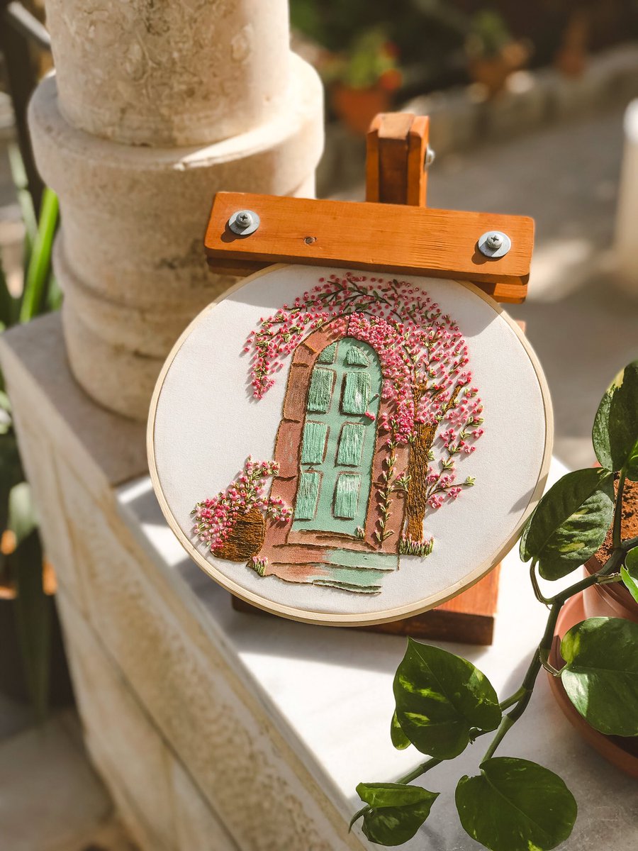 أن يكون بيتنا صغيراً منعزلاً محاطاً بالورود لا يعرف طريقه الا من نحب - فريد عمارة