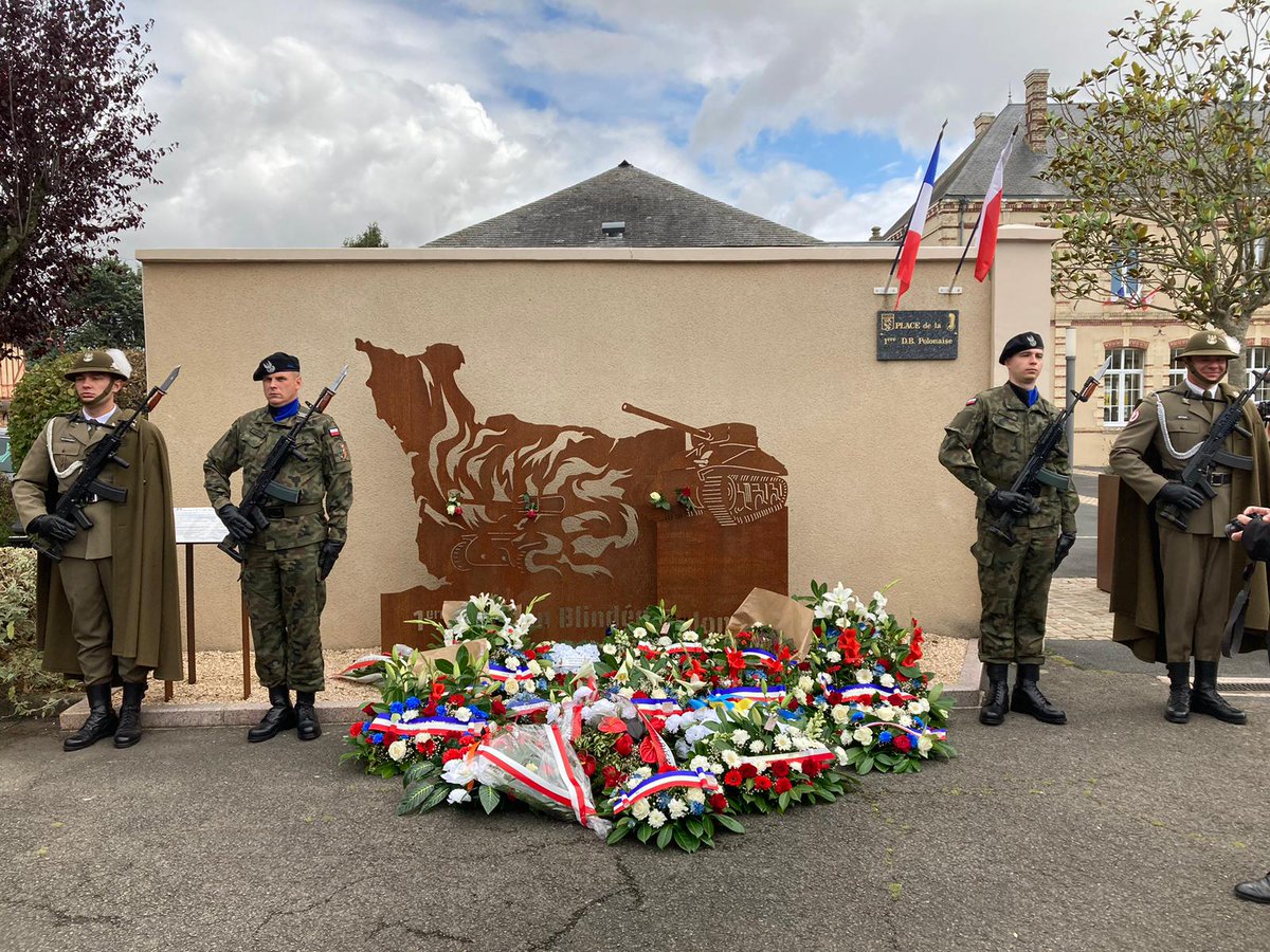 PLenFrance's tweet photo. 🇫🇷 Les cérémonies commémoratives en hommage des soldats polonais de la 1ère DB 🇵🇱 se sont achevées à #Potigny.
🇵🇱 Obchody rocznicowe zakończyły się w Potigny hołdem dla żołnierzy z 1. Dywizji Pancernej gen. #Maczek złożonym przez polskie i francuskie władze. https://t.co/azsG3xxmBE