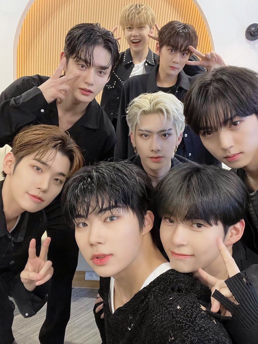 _𝗭𝗘𝗥𝗢𝗙𝗢𝗖𝗨𝗦

언제나 함께해 준 제로즈에게 늘 사랑 가득한 마음뿐이에요♥️ 다시 만날 때까지 건강하기🌹 제로베이스원은 ALWAYS 하나☝🏻💙

#ZEROBASEONE #ZB1
#제로베이스원