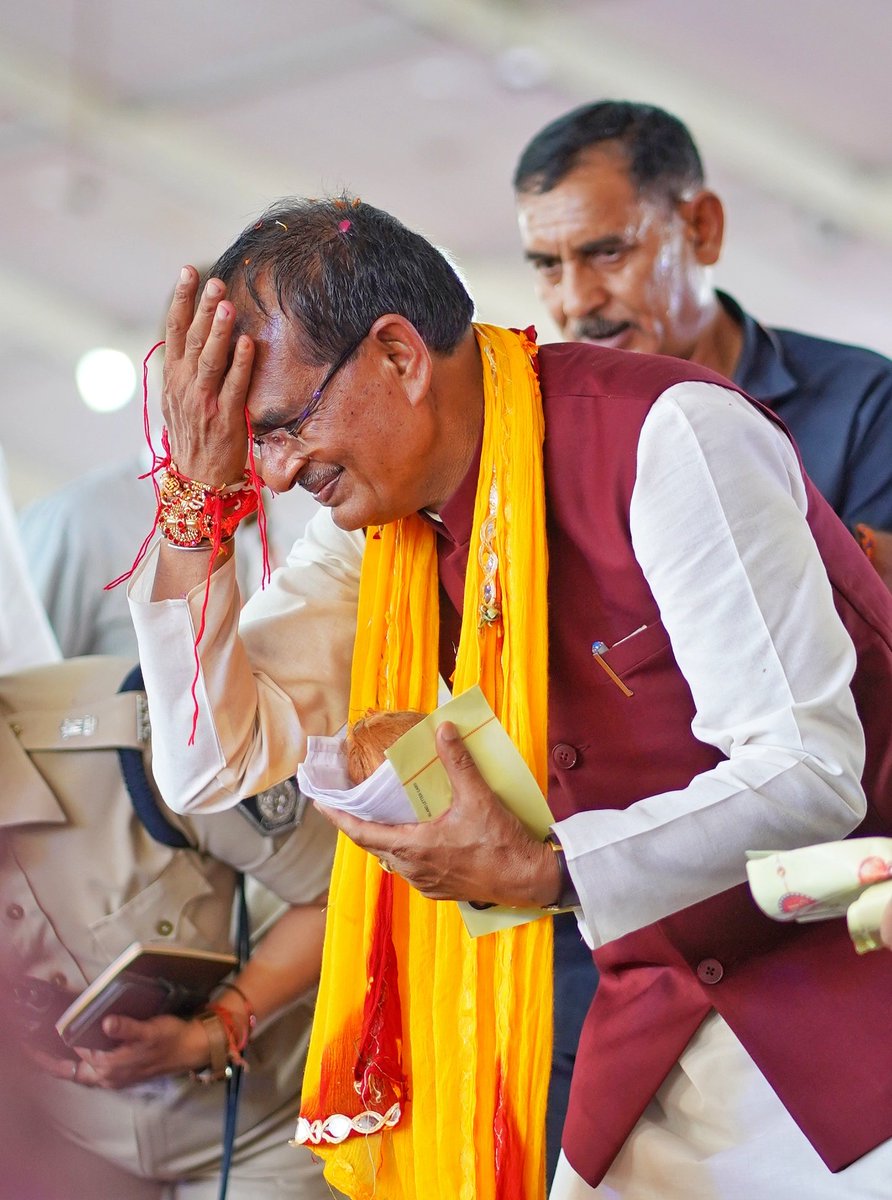 "जो कहा, वो किया"  

भोपाल के जंबूरी मैदान में आज लाड़ली बहनों का जो स्नेह और प्यार मिला, वो मेरे लिए आशीर्वाद स्वरूप है।

गरीब, किसान, युवा और नारी शक्ति की उन्नति एवं मध्यप्रदेश की प्रगति का हमारा संकल्प है, जिसे पूरा किये बिना मैं चैन की सांस नहीं लूंगा।

मेरी बहनों, तुम सदैव