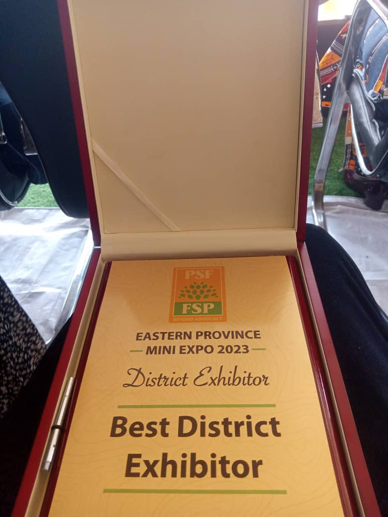 GatsiboDistrict's tweet photo. Mu Imurikagurisha rya @PSF_Rwanda ryasojwe uyu munsi muri @RwandaEast, Akarere ka @GatsiboDistrict kegukanye ibikombe 2 bya: Best Sponsor + Best Exihibitor…mwarakoze Inkomezamihigo kwesa Imihigo @RwandaLocalGov @CouncilGatsibo https://t.co/CytmJzxJes
