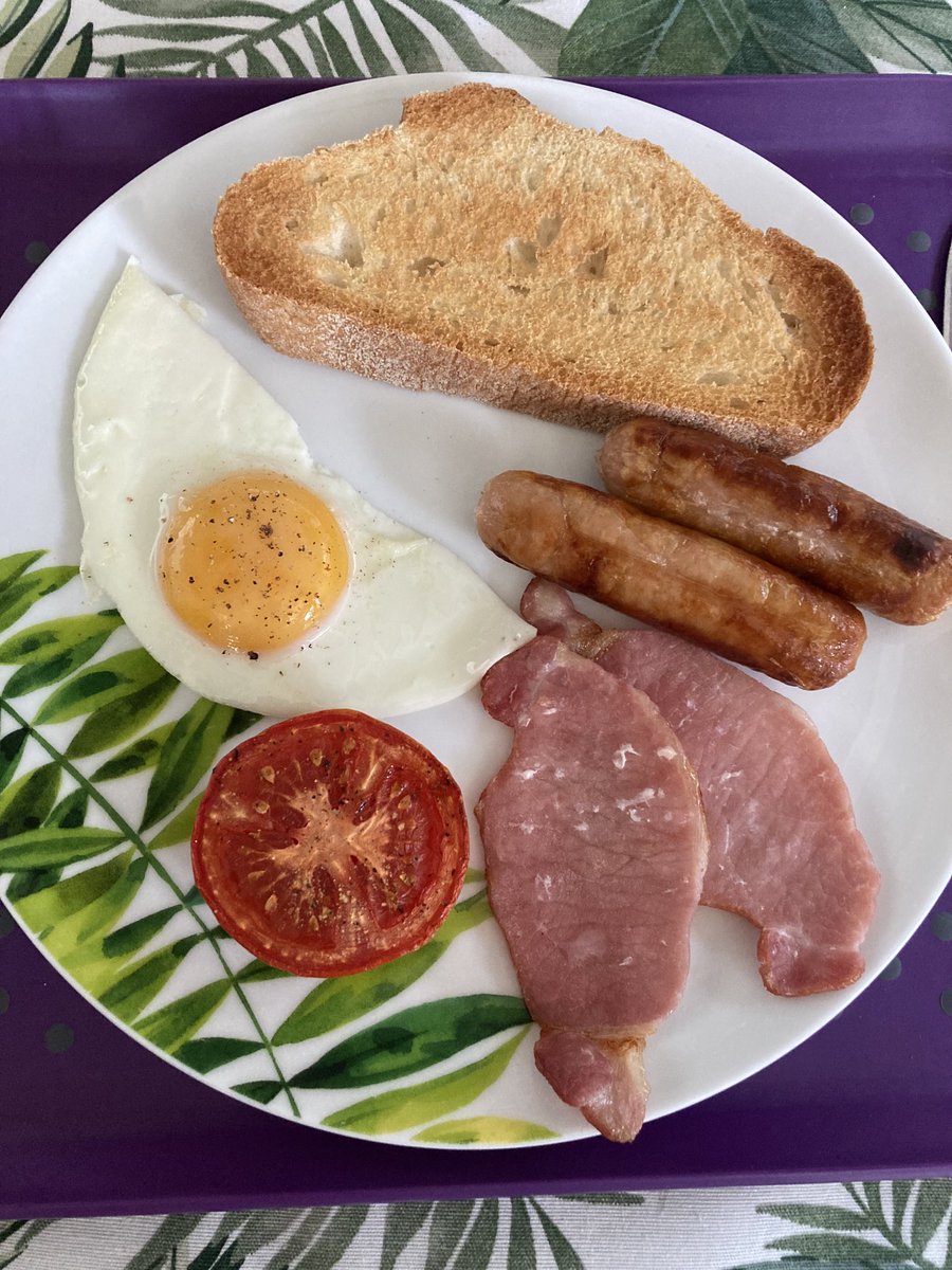 LouBcakes's tweet photo. Getting the hang of the #motorhome #brekkie (forgot the mushrooms though! #cookingongas #breakfast https://t.co/hFQ1aqAAaI
