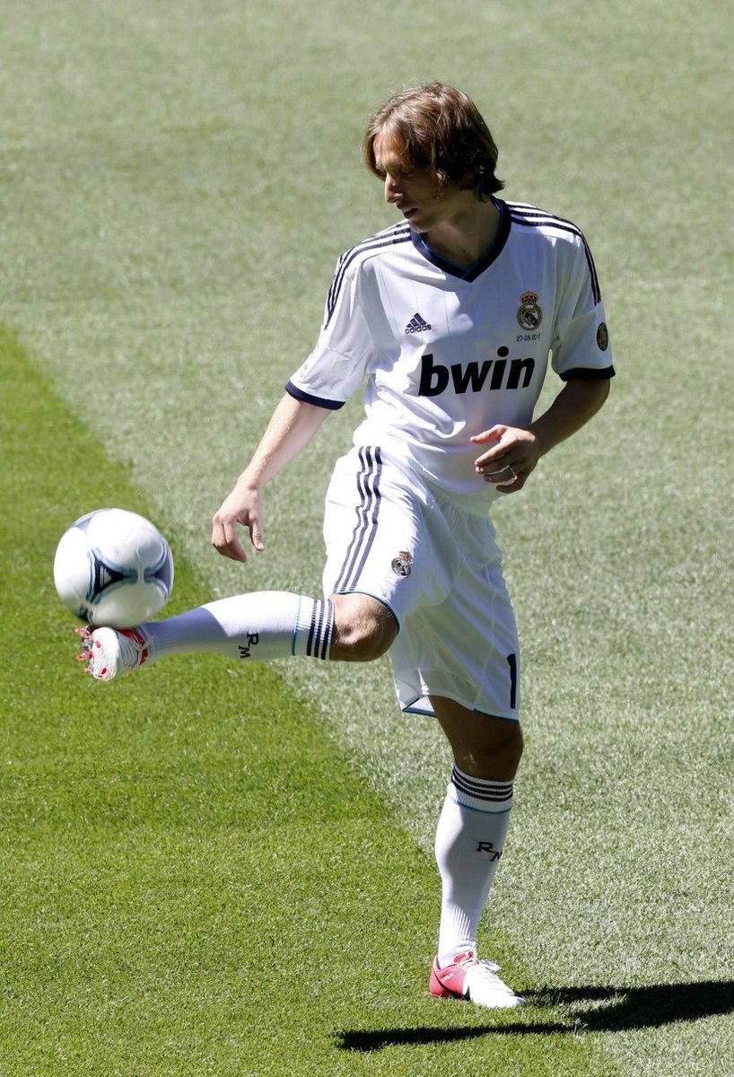 LaLiga's tweet photo. 🙌 Testigos de su 𝐠𝐫𝐚𝐧𝐝𝐞𝐳𝐚.

🔙 en 2012, ¡@lukamodric10 era presentado como nuevo jugador del @realmadrid! 🇭🇷🤍

El resto es historia… #LALIGAEASPORTS https://t.co/GHmy7Ehvrp
