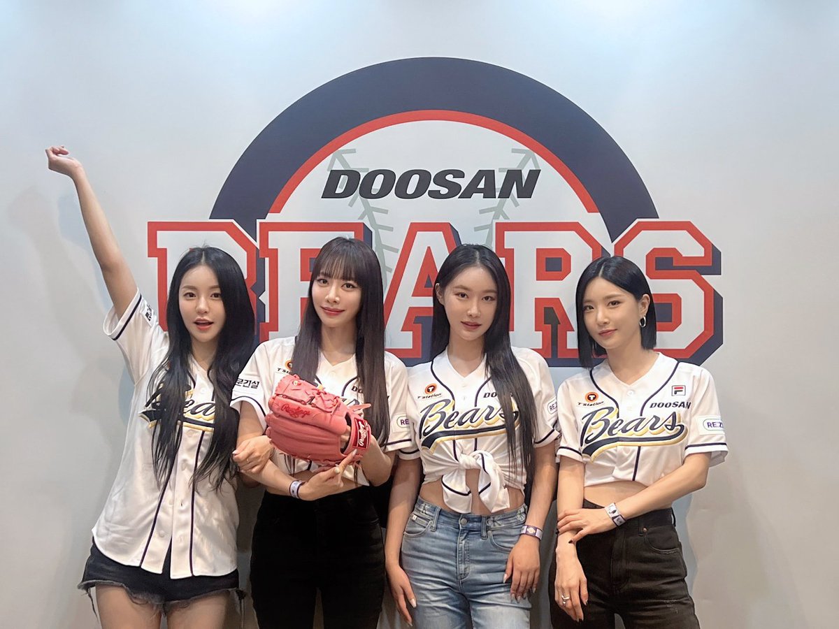 weare_bbgirls's tweet photo. [📷]
두산-SSG 시구, 시타 완료!⚾️
"ONE MORE TIME" 무대까지 멋지게 해냈답니다✌️

#브브걸 #BBGIRLS https://t.co/IgMQpW8myF
