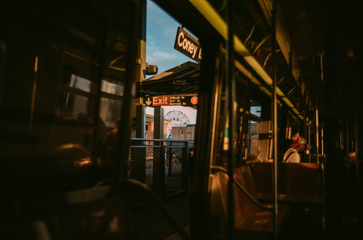 andrejosselin's tweet photo. Maybe some new favorites from NYC #35mm #nyc #leica https://t.co/f7mUubN7aS