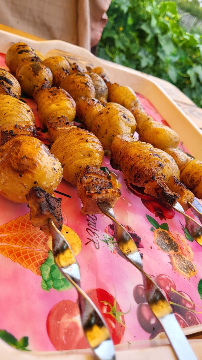 Тяжело смотреть на губы, которые не можешь поцеловать говорите??? А как на счет картошечки запеченной с салом на углях, которую сама приготовила, а съесть не можешь????😭😭😭