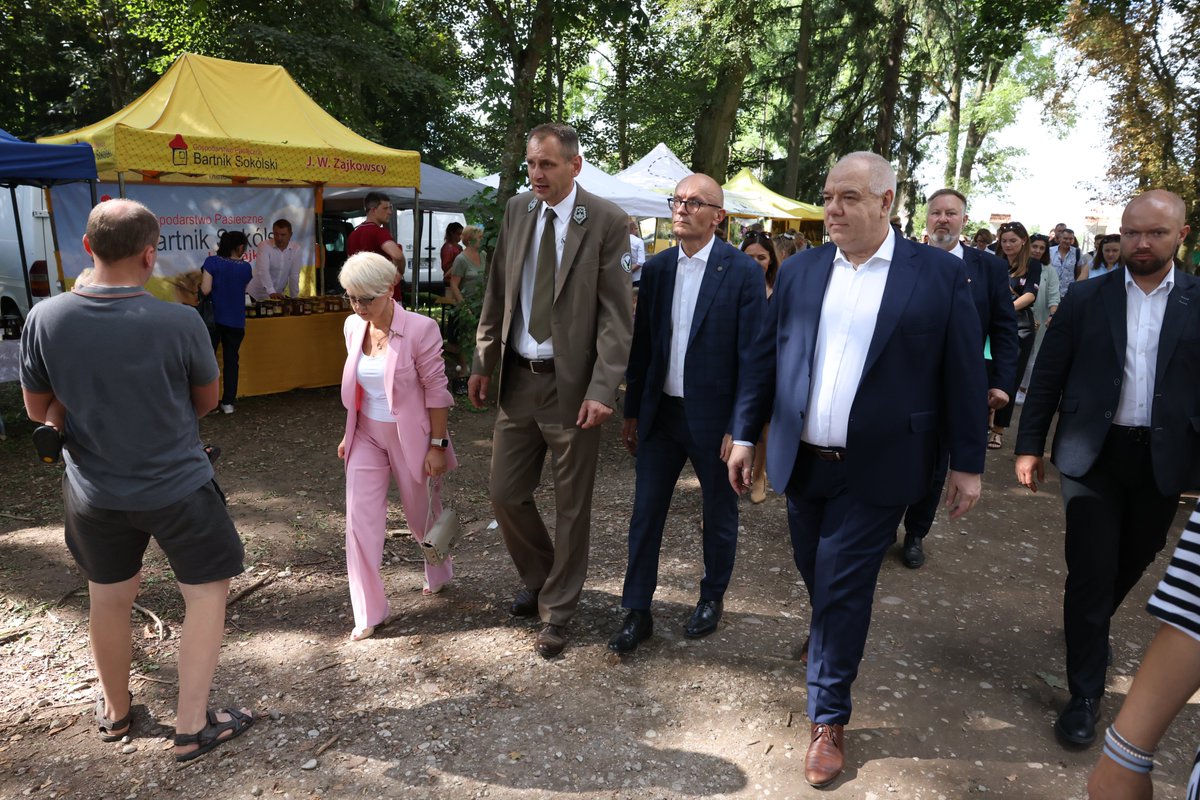 MAPGOVPL's tweet photo. 💬Minister @SasinJacek w #Kurowo: Bądźmy dumni z Polski! 🇵🇱 Będziemy mogli ten nasz polski dobrobyt dalej budować. Będziemy mogli dalej skutecznie gonić najbogatsze kraje Europy, tak jak nam się udaje w ostatnich latach. https://t.co/fiW1bEBt6k