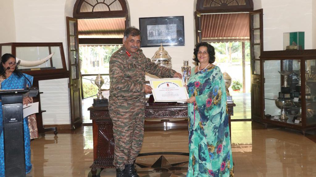 IaSouthern's tweet image. #SchoolofArtillery felicitated Principal &amp;amp; teachers of APS #Devlali for their splendid efforts put in to prepare students for board exams. APS Devlali has been securing Ist position in X &amp;amp; XII amongst 137 APS of the country since last four consecutive years
#GroomingFutureLeaders