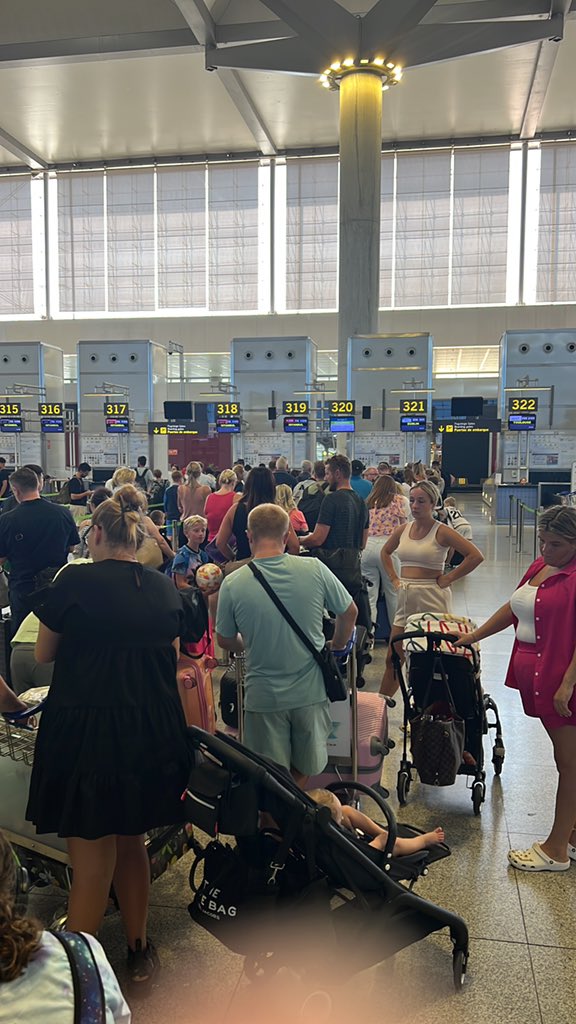 kwdaly's tweet photo. @AerLingus what is the point of checking in online if you turn up to the airport and the bag drop is the same queue as check in??? https://t.co/P2FtnY5nfM