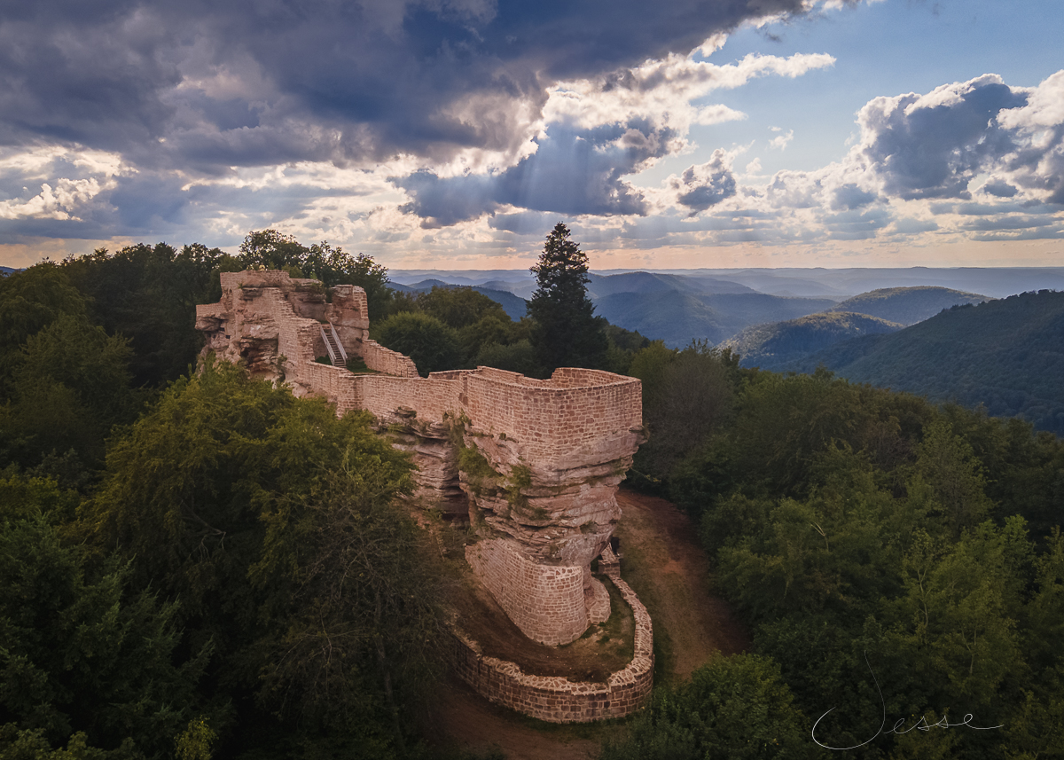 jessej1s's tweet photo. This castle, #Wegelnburg, reminded me of a ship, and you can see why! It was so narrow, I had a hard time imagining how it looked in its prime.
#DJI #DronePhotography #LandscapePhotography #CastleRuins #MountainTopCastle #Photography #MavicAir2 https://t.co/v1YJJS87Rm