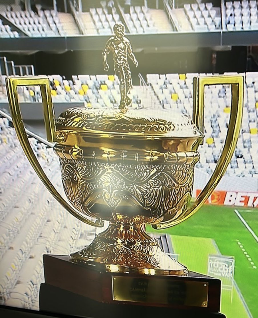 Bom dia nobres conselheiros.
Vi agora na Tv a taça de campeão brasileiro de 1937 do Atlético-MG.

Achei muito bonita e conservada.
Parece que foi feita ontem