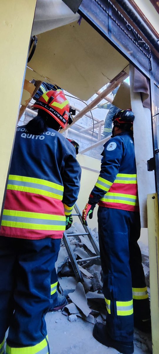 BomberosQuito's tweet photo. 🧱 #ColapsoEstructural | Diego García y Juan de Alcázar, sur de Quito.
Hace pocos minutos, se registró el colapso de un techo de teja en un dormitorio de una vivienda de construcción mixta.
🚑 Nuestros paramédicos brindan atención a 1 persona que resultó afectada. https://t.co/Jpg4oxFI8B