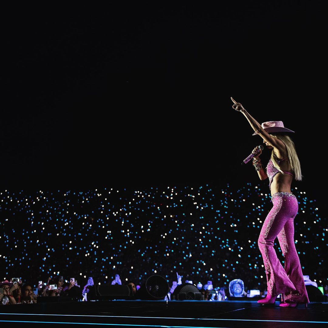 “Por todas as vezes que cantamos com o coração partido. Por todas as vezes que você cantou e eu não estava lá."   ✨️Anahi