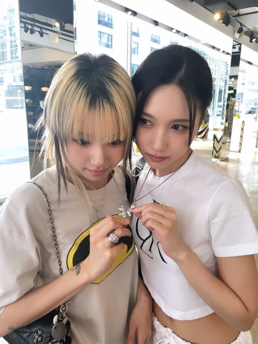 godmitzu's tweet photo. MINA AND CHAEYOUNG HOLDING THEIR MATCHING NECKLACES TOGETHER THEY'RE SO CUTE 🥹💕 https://t.co/hSonBAFWB6