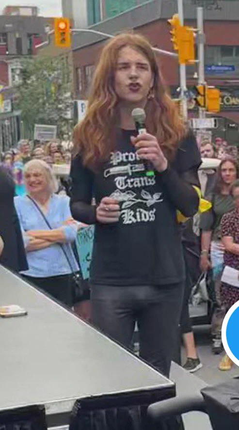 johnJac38295218's tweet photo. @atRachelGilmore @FaeJohnstone Supporting someone who advocates for violence...nice knife there Fae https://t.co/QkdW5T7qGm