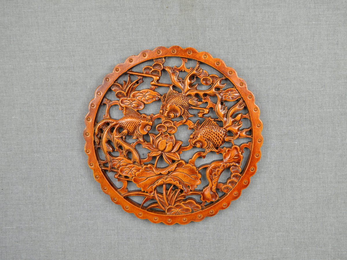 A round carved goldfish wood panel is a great wall art decor for interior design ideas. Chinese wooden sculpture is a traditional art and craft. Personalized plaques are gorgeous housewarming gifts.
#woodpanel #interiordesignideas #woodensculpture #artandcraft #housewarminggifts