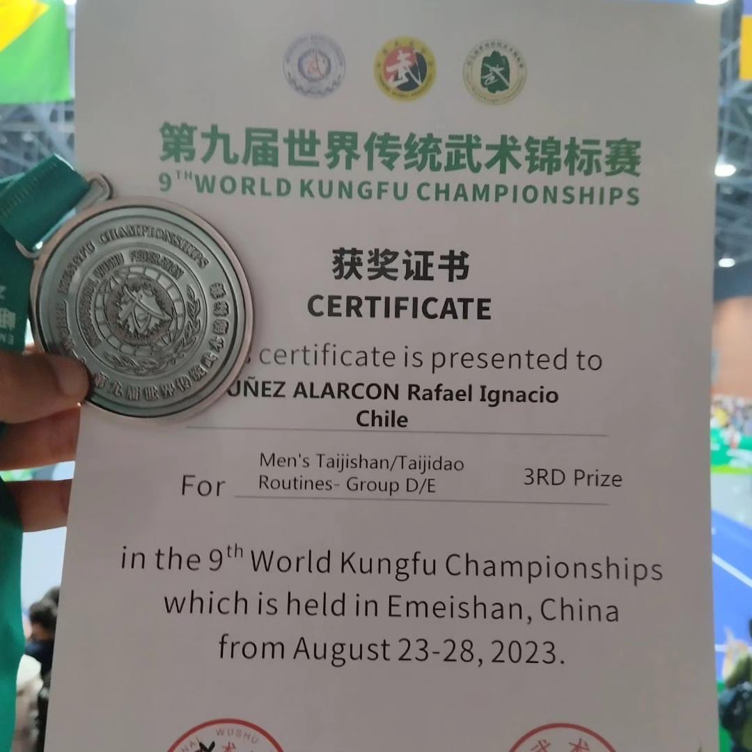 Nuestro atleta Rafael Nuñez Alarcón, obtiene Medalla de Bronce 🥉 en Campeonato Mundial de Kungfu en China 🇨🇳 2023. Categoría de Taijishan (abanico taichi). 
RT
Felicidades 🙌🏽 <a href="/RafaelignacioN/">Rafa 雷法 رافائيل Рафаел</a> 
#ElWushuEsDeporte #TeamChile #ChileCompite <a href="/IWUFOfficial/">IWUF Official</a> <a href="/COCH_cl/">Comité Olímpico de Chile</a>