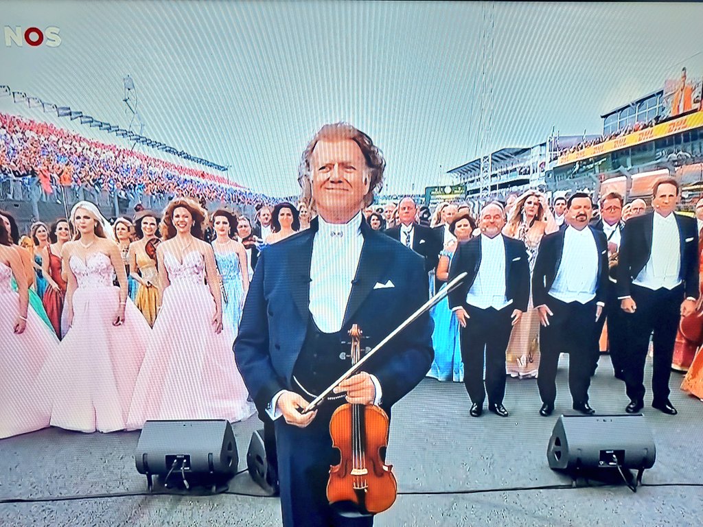 Beverwaard_Nu's tweet photo. Terwijl er een flinke bui, met regen, hagel en onweer boven Rotterdam losbarst. Staat #AndreRieu met zijn Johan Straus orkest het Wilhelmus te spelen in #Zandvoort
#GPFormule1 In de Kuip ligt de wedstrijd #feyalm 1-0 stil. https://t.co/yI64wraWUI