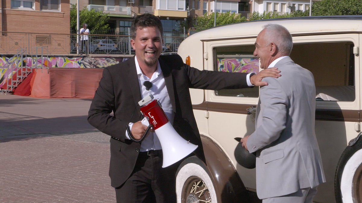 🫂 Abrazos, un smoking 🤵🏻 y un coche de novios 🚗... ¿Qué está pasando aquí? ¡Esta noche, a las 21:30, acompáñanos en <a href="/aragontv/">Aragón TV</a>! 📺