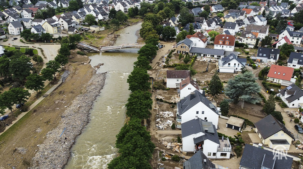 Bavaria in southern Germany hit by heavy rainfall causing flooding in streets and basements v.aa.com.tr/2977208