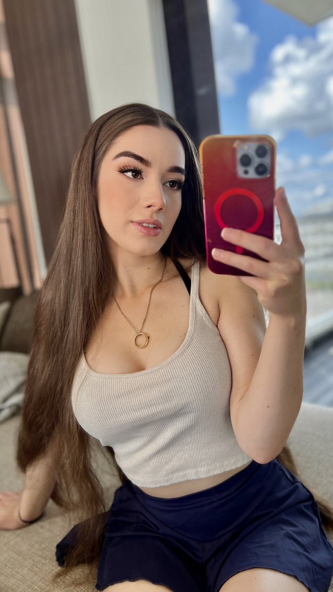 MissMikkaa tweet media