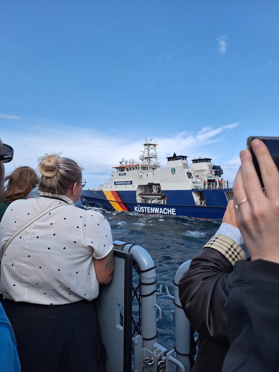 #Familienangehörige|n #Arbeitsplatz &amp; #Bordleben zu vermitteln, stärkt den #Rückhalt. Bei bestem Wetter lief am Wochenende der „Rote Adler“ mit 420 Gästen zur #Familienfahrt aus. Mit dem #MFG5 von <a href="/CdrDeuNavalAir/">FlyNavy1</a> &amp; <a href="/bpol_kueste/">Bundespolizei an der Küste</a> wurde die Zusammenarbeit demonstriert
#WirSindMarine