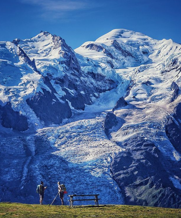 Top_Ski_News's tweet photo. [Photos at the Top]
" L’espace qui sépare
L’homme des hautes cimes
Est un invincible rempart
Et une quête sublime "
#randonnée #sommet #cimes #montblanc
Photo et texte de François Deswarte  Instagram megeve.forever https://t.co/LZdO4hCux6