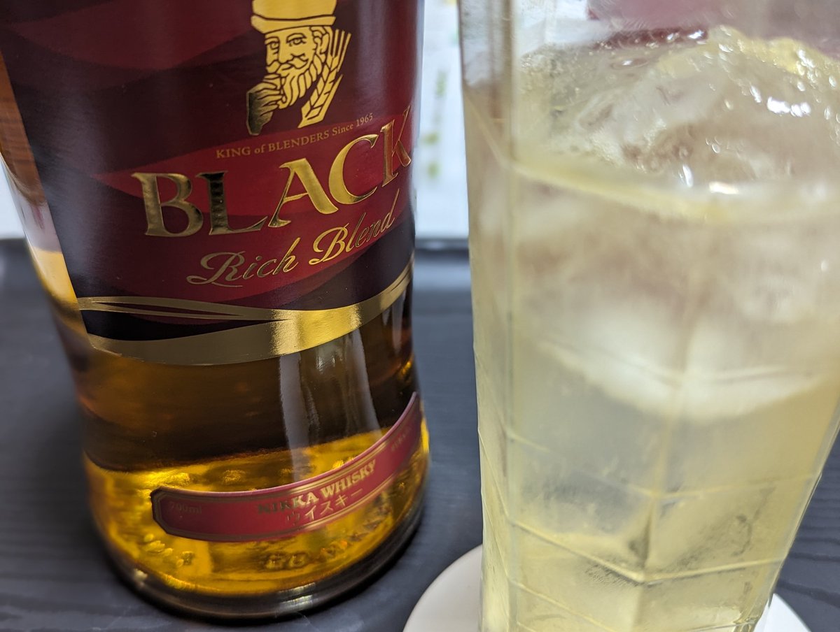 hirohiromira's tweet photo. 本日はお初な髭のおじさんのリッチブレンドを。
ニッカ飲むのはウィスキー初めて飲んだブラックニッカクリア以来かな…
お手頃価格でも充分美味しい(๑´ڡ`๑)
#TWLC
#BLACKNIKKA
#RICHBLEND https://t.co/RgsUyTES8N