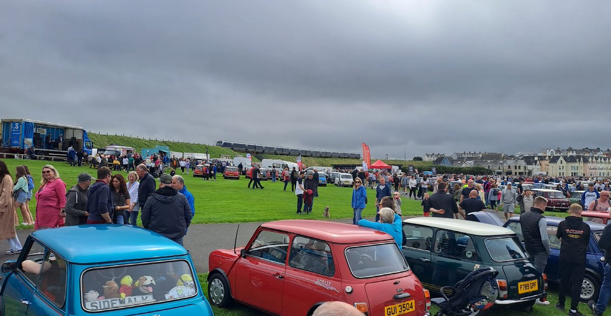 Agnewtreeman's tweet photo. Mini show in Portrush in full swing and rain stayed off. Tell Lisa thats hers doesn't count @nirailways @76TMcD @frank_broadcast @barrabest @Hightower600 @DonnaTraynorTV @RonanGKelly @colinking5 https://t.co/0i7eh5E7Ft