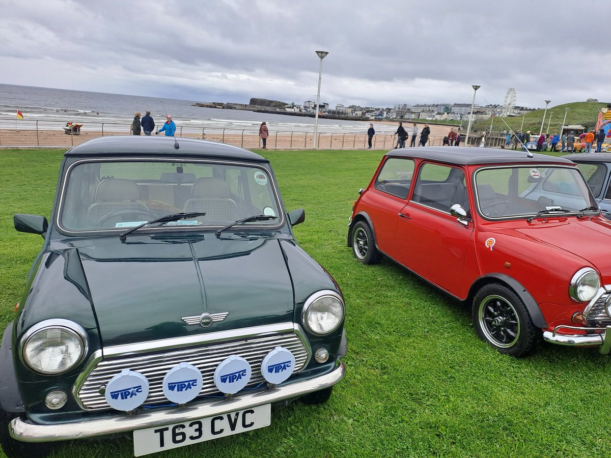 Agnewtreeman's tweet photo. Mini show in Portrush in full swing and rain stayed off. Tell Lisa thats hers doesn't count @nirailways @76TMcD @frank_broadcast @barrabest @Hightower600 @DonnaTraynorTV @RonanGKelly @colinking5 https://t.co/0i7eh5E7Ft