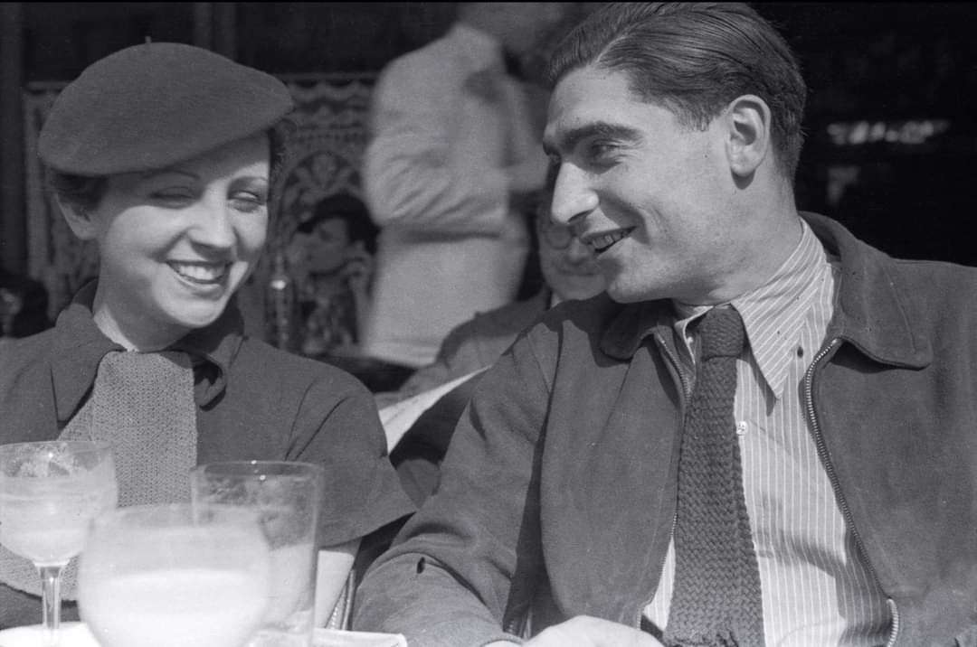 Fred Stein. 
Les deux grands photographes Gerda Taro et son compagnon Robert Capa au Café du Dôme à Montparnasse 
1936. Paris