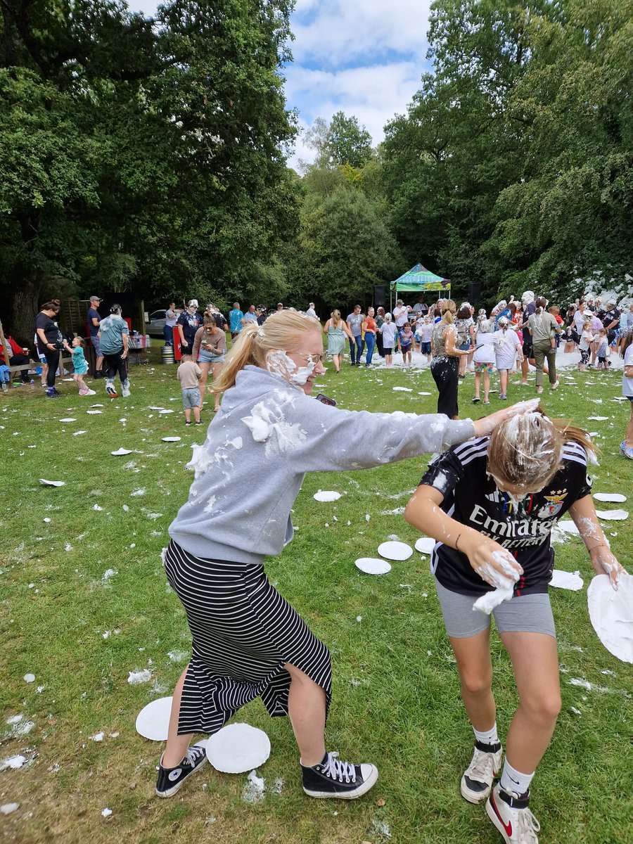 dommyboy79's tweet photo. Custard pie fight #sandyballs @AwayResortsUK #familyholiday 👊😂 https://t.co/UW0eTrS5XI