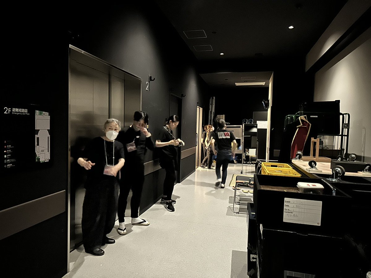 最高のチームで、わがまま言い放題な演出をさせていただきました。
みなさまに感謝。
ありがとうございました。