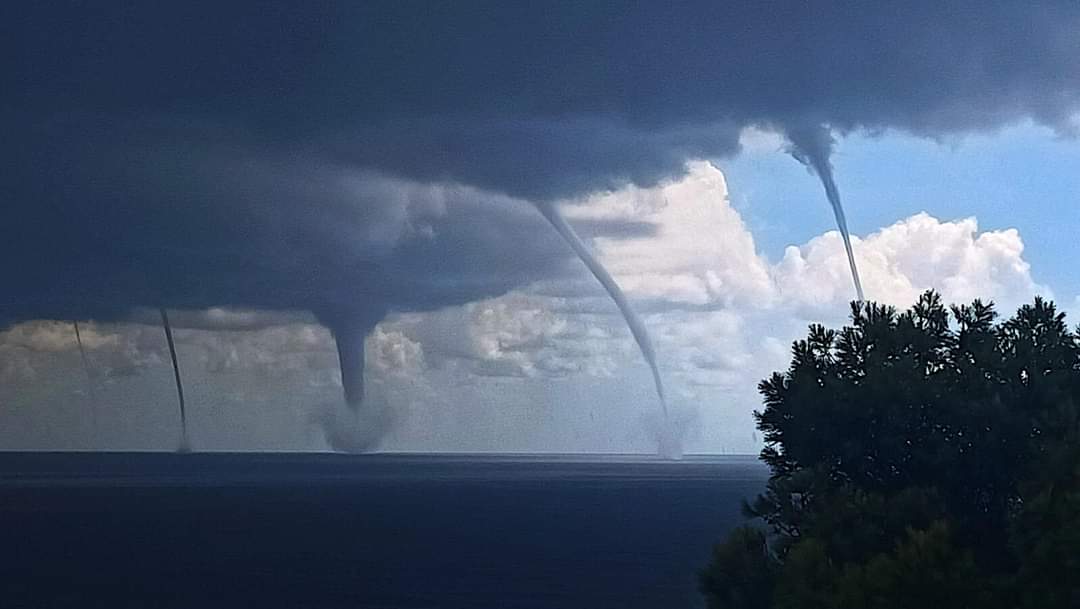 Heu rebut aquesta foto o l'heu vista per xarxes? Corre per tot arreu, però no és d'avui. L'autor és Marc Peix i està feta des de Cala Santanyí a Mallorca el 16 de setembre de 2022. twitter.com/TempsIB3/statu…