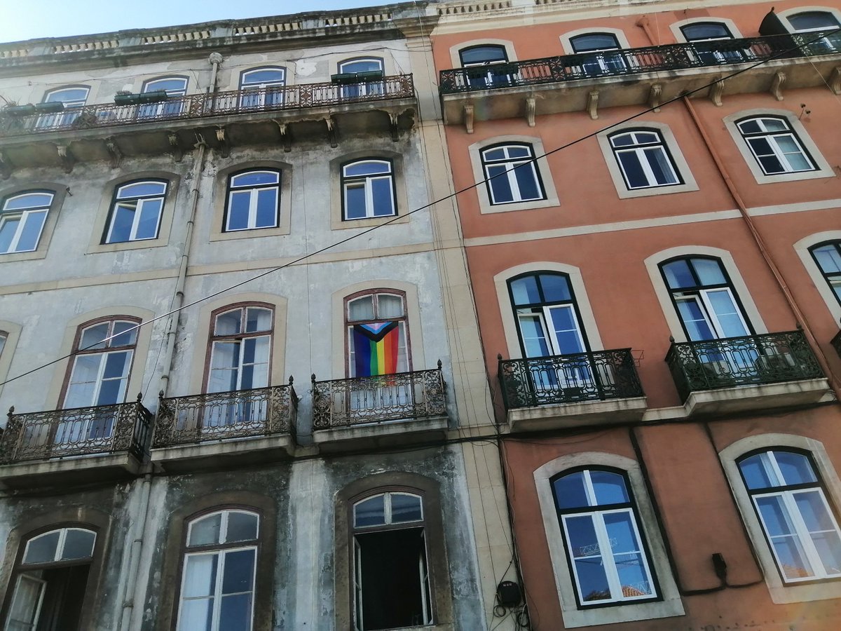 CarlosH85430696's tweet photo. Bandeira LGTBI estendida em Lisboa, no Largo do Calvário #bandeiralgbt #lgbtflag https://t.co/xTl2E1HTmD