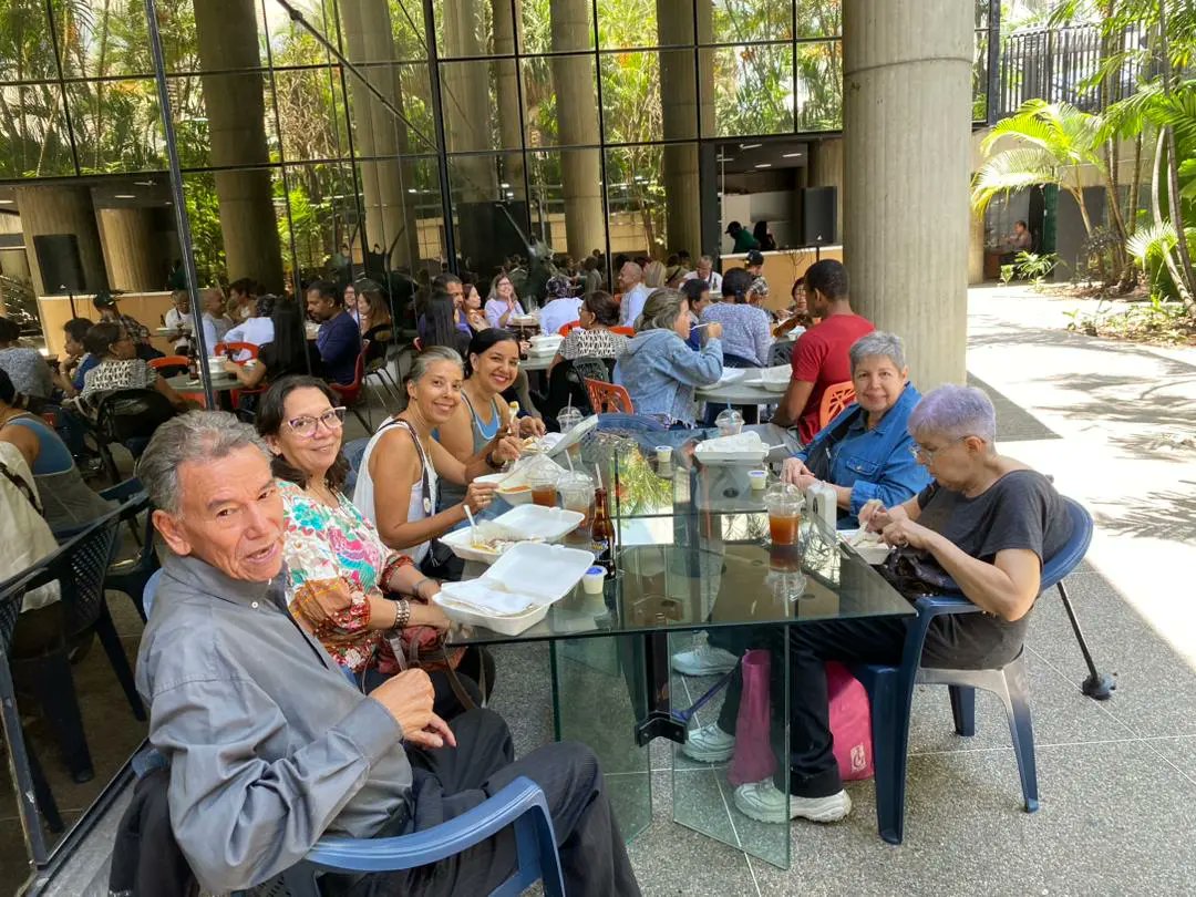 culturachacao's tweet photo. En el marco de la celebración del Día Mundial de la Cachapa 
 @culturachacao junto a  @gatamarialoa
Chef Investigadora y Artesana Culinaria realizamos la actividad 
🌽Tertulia y Degustación: Un encuentro con la Cachapa, embajadora gastronómica

 @Chacao #chacao https://t.co/rL1BWXQptE