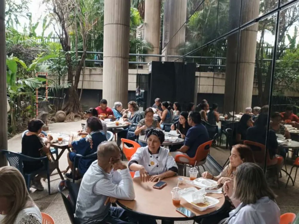 culturachacao's tweet photo. En el marco de la celebración del Día Mundial de la Cachapa 
 @culturachacao junto a  @gatamarialoa
Chef Investigadora y Artesana Culinaria realizamos la actividad 
🌽Tertulia y Degustación: Un encuentro con la Cachapa, embajadora gastronómica

 @Chacao #chacao https://t.co/rL1BWXQptE