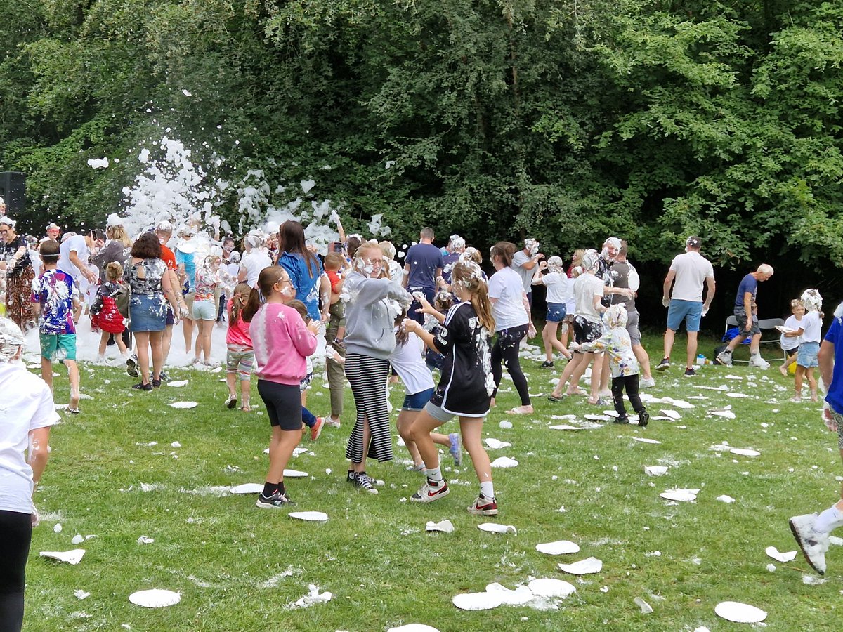 dommyboy79's tweet photo. Custard pie fight #sandyballs @AwayResortsUK #familyholiday 👊😂 https://t.co/UW0eTrS5XI