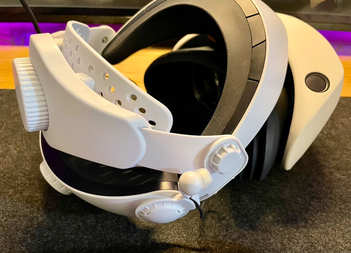 Gust_FAN's tweet image. 海外から輸入したPSVR2用アジャスタブル ヘッドストラップがようやく届きました。

これによりしっかり固定されて装着感爆上がり。価格は2500円ほどで、かなりいい買い物しました

#PSVR2 #PlayStationVR2