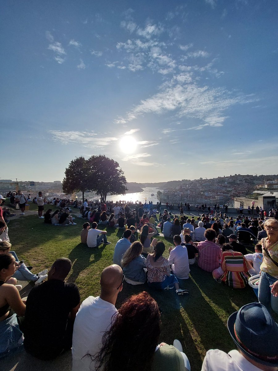 Porto'da, Jardim do Morro.   Bu insanlar gün batımını bekliyorlar