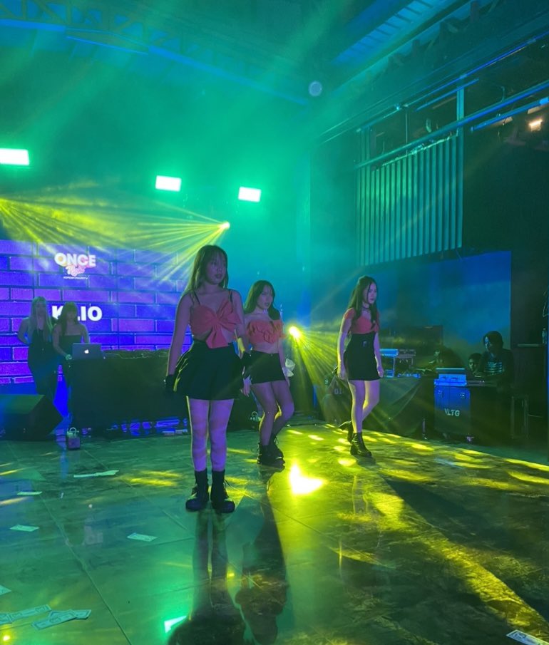 KmmunityPH's tweet photo. @oncehq Make it Pop, besties!!! ๐ Fun fact: KLIO won as champions in last year's KmmunityPH K'tizens Choice Awards: K-Dance Showdown! Each of their performances just make us go WOW! ๐ #ONCENIGHT #KmmunityPHlovesONCEHQ https://t.co/d8szwdtRAg